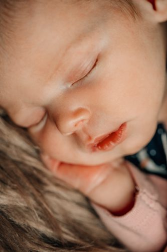 neugeborenenshooting-neugeborenes-neugeborenenfotograf-neugeborenenfotografie-neugeborenenbild